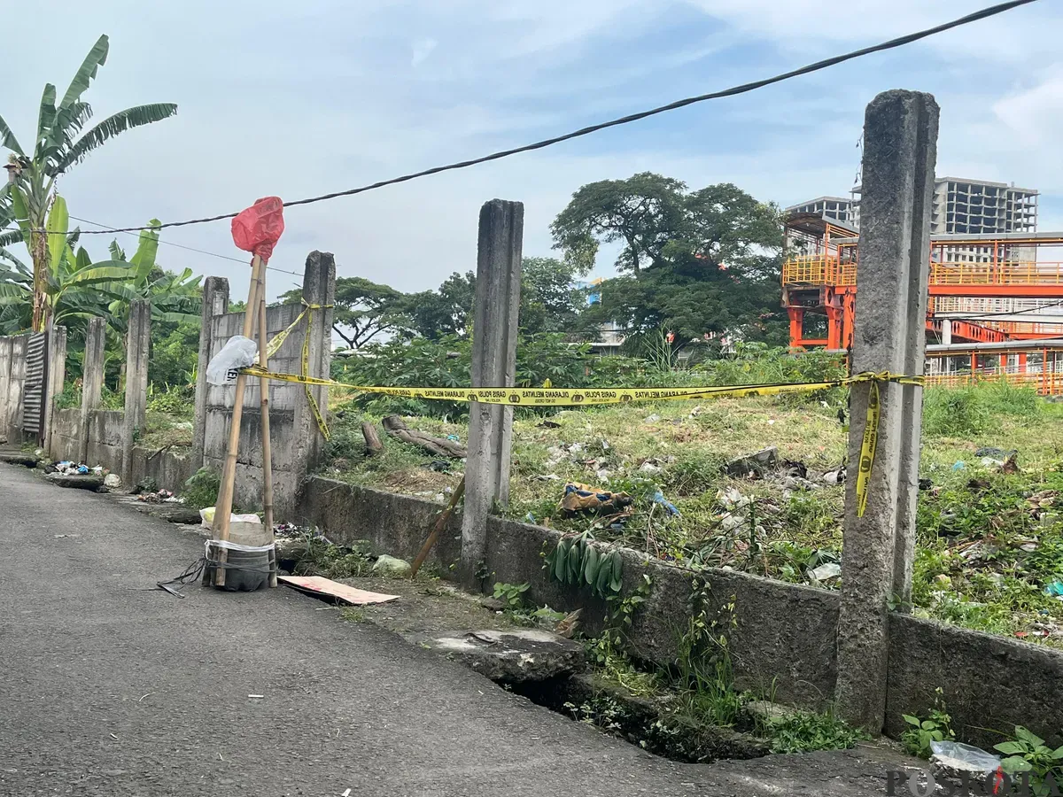 Lokasi diduga pembunuhan di Jalan Barokah, Kalideres, Jakarta Barat, Jumat, 9 Mei 2025. (Sumber: Poskota/Pandi Ramedhan)
