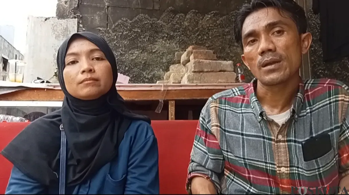 Keluarga almarhum Soleh Darmawan--diduga korban TPPO di Kamboja, Syahrudin (kanan) dan Tina (kiri) merasa cukup lega setelah proses ekshumasi. (Sumber: Poskota/Nurpini Aulia)