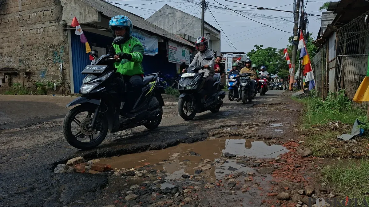 Bertahun-tahun Jalan Masjid Al - Muhajirin, Kp Bulak Utara, Kelurahan Cinangka, Kecamatan Sawangan, Kota Depok, ini mengalami kerusakan cukup parah dan banyak meminta korban. (Sumber: Poskota/Angga Pahlevi)