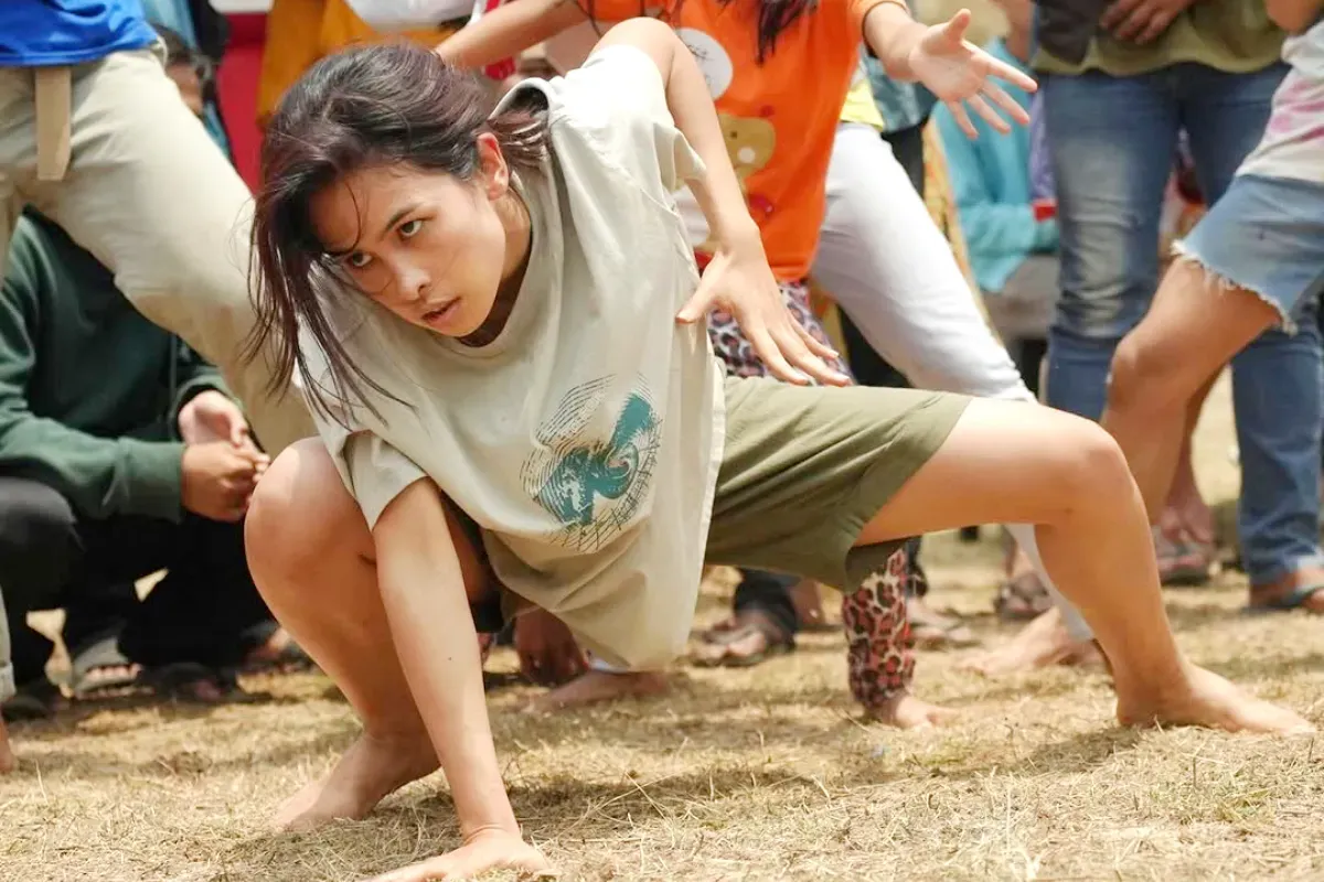 First look Maudy Ayunda dalam film Para Perasuk yang tampil kerasukan. (Sumber: X/@WatchmenID)