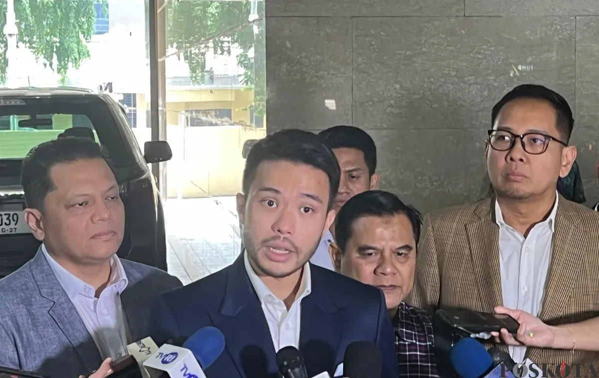 Yakup Hasibuan, kuasa hukum mantan Presiden Republik Indonesia Joko Widodo (Jokowi), di Bareskrim Polri, Jakarta Selatan, Jumat, 9 Mei 2025. (Sumber: Poskota/Ali Mansur)