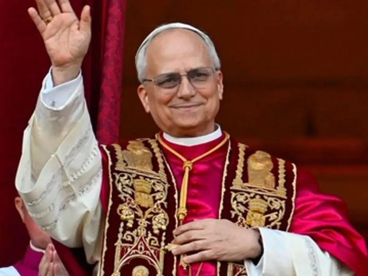 Paus Leo XIV menyampaikan berkat perdana sebagai Paus dari balkon Basilika Santo Petrus. (Sumber: Instagram)
