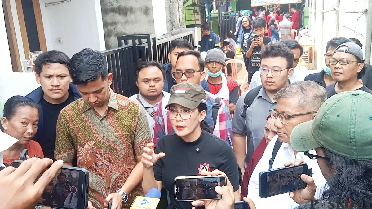 Rieke Diah Pitaloka, anggota Komisi VI DPR RI, menyambangi Kediaman Soleh Darmawan di Jakasampurna, Bekasi Barat. (Sumber: Poskota/Nurpini Aulia Rapika)