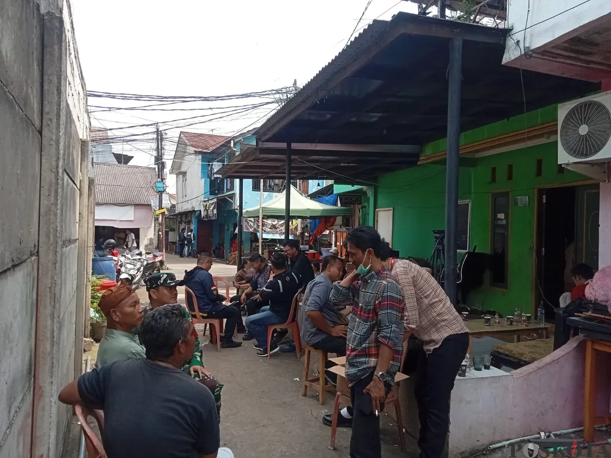 Sejumlah orang berkumpul di rumah keluarga Soleh Darmawan, pemuda asal Bekasi yang diduga menjadi korban TPPO. (Sumber: Poskota/Nurpini Aulia Rapika)