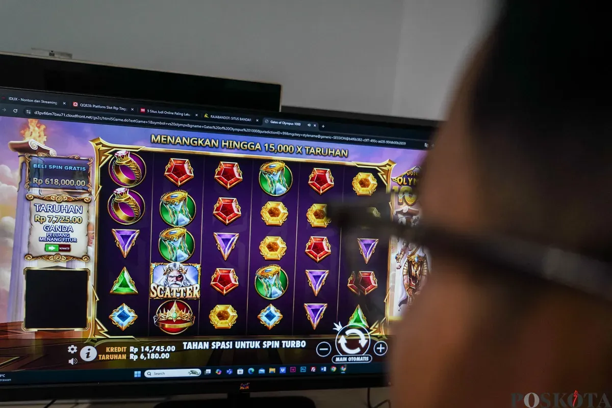 Seorang warga bermain judi online di kawasan perkantoran Palmerah, Jakarta Barat, Jum'at, 9 Mei 2025. PPATK mencatat transaksi judi online di Jakarta menjadi salah satu yang tertinggi di seluruh Indonesia. (Sumber: Poskota/Bilal Nugraha Ginanjar)