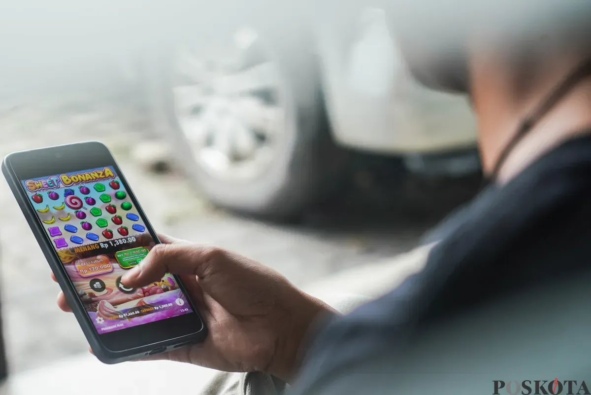 Warga tengah asyik bermain judi online (judol). PPATK mencatat transaksi judi online di Jakarta menjadi salah satu yang tertinggi dari 38 provinsi di seluruh Indonesia (Sumber: Poskota/Bilal Nugraha Ginanjar)
