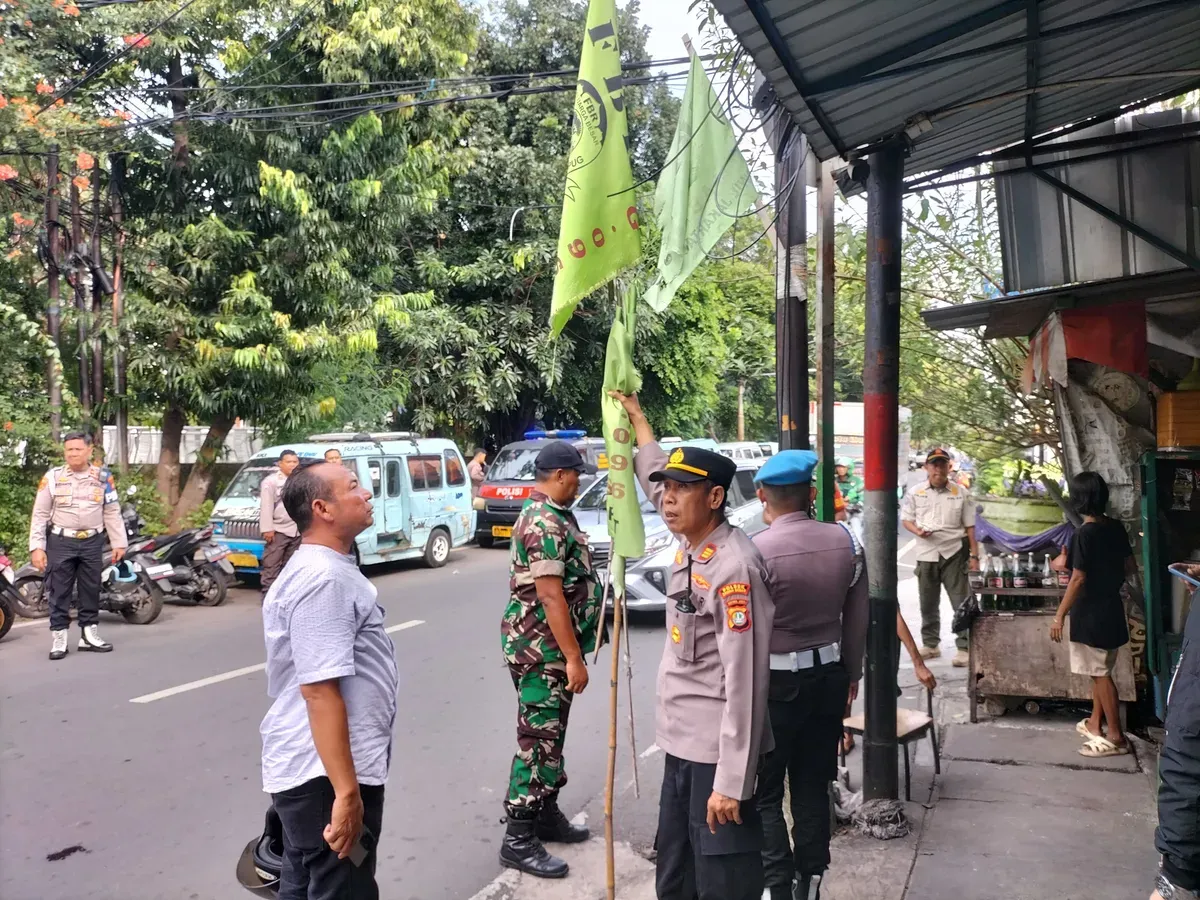 Polres Metro Jakarta Pusat menertibkan bendera organisasi masyarakat (ormas) dalam operasi Brantas Jaya 2025, Jumat, 9 Mei 2025. (Sumber: Dok. Polres Jakarta Pusat)