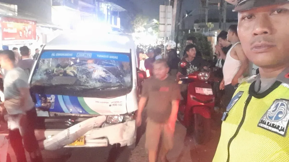 JakLingko tabrak sejumlah kendaraan di wilayah Cengkareng, Jakbar, Jumat, 9 Mei 2025 malam. (Sumber: Dok. Gakkum Polres Jakbar)