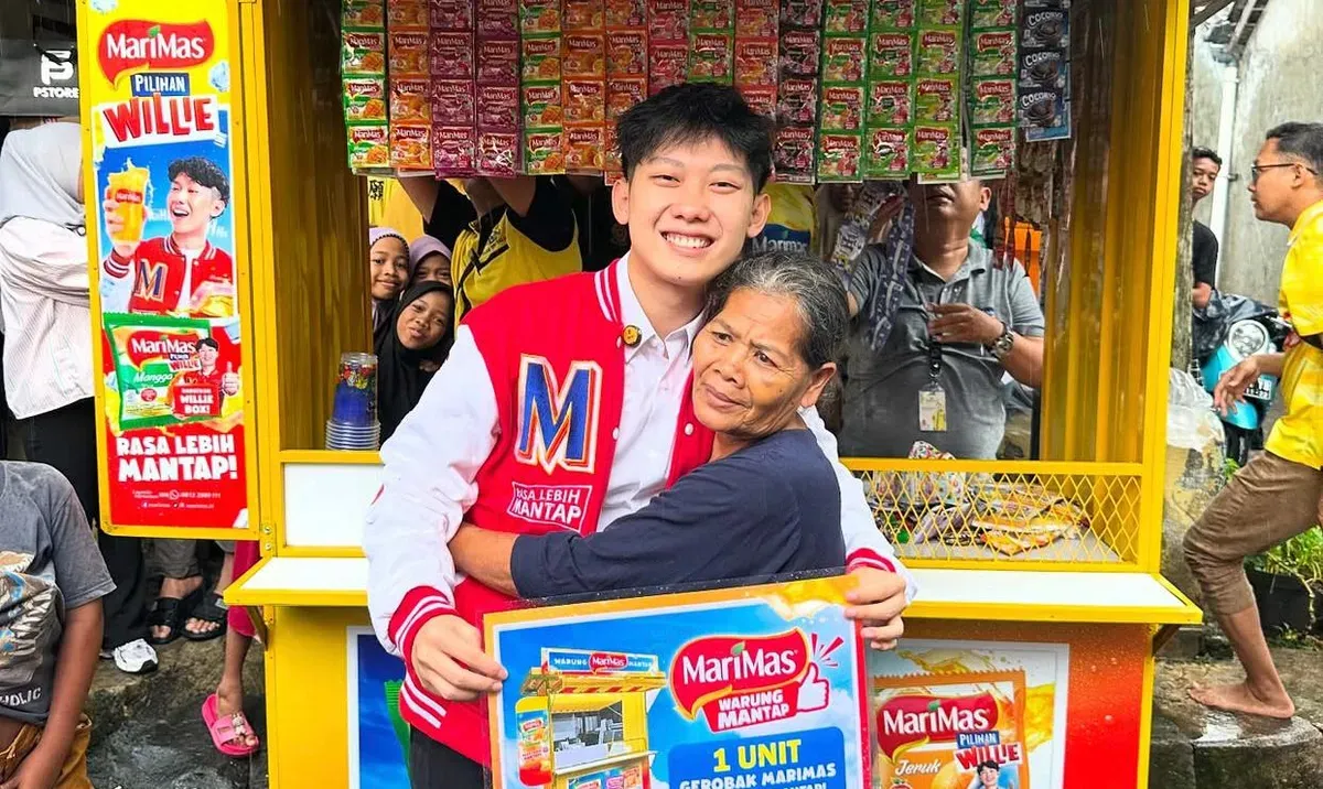 Willie Salim menemui nenek S secara langsung dan memberikan hadiah warung. (Sumber: Instagram/@willie27_)