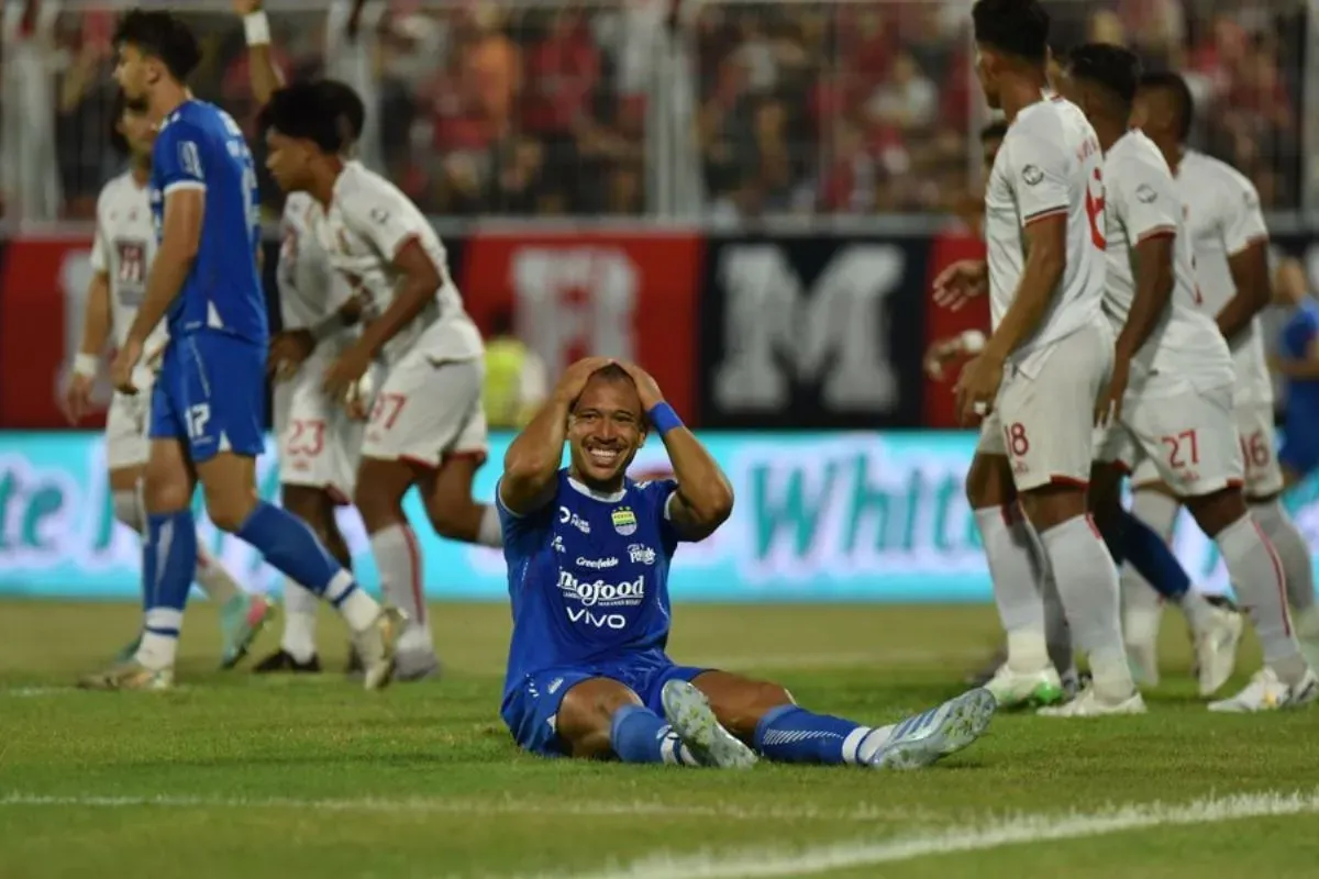 Porret Gustavo Franca dalam laga Persib Bandung kontra Malut United. (Sumber: persib.co.id)