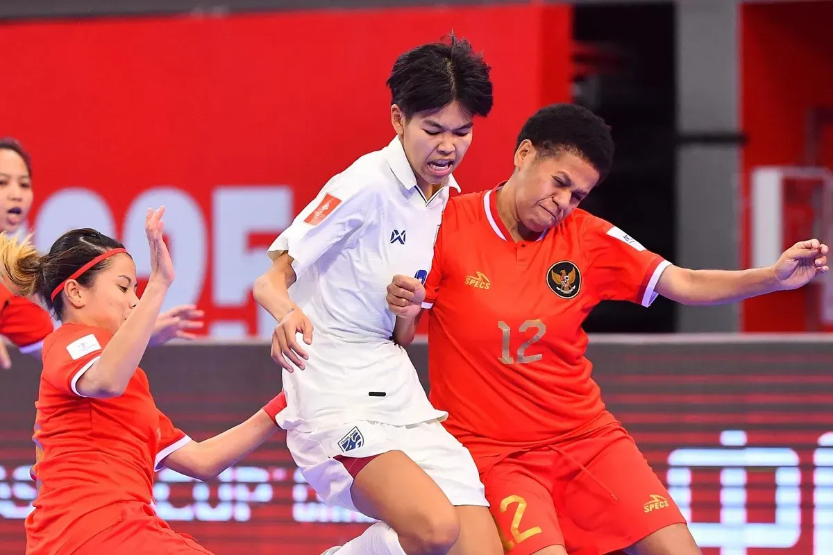 Timnas Futsal Putri Indonesia saat menghadapi Thailand di laga kedua Grup C Piala Asia Futsal Putri 2025. (Sumber: Instagram @timnasfutsal)