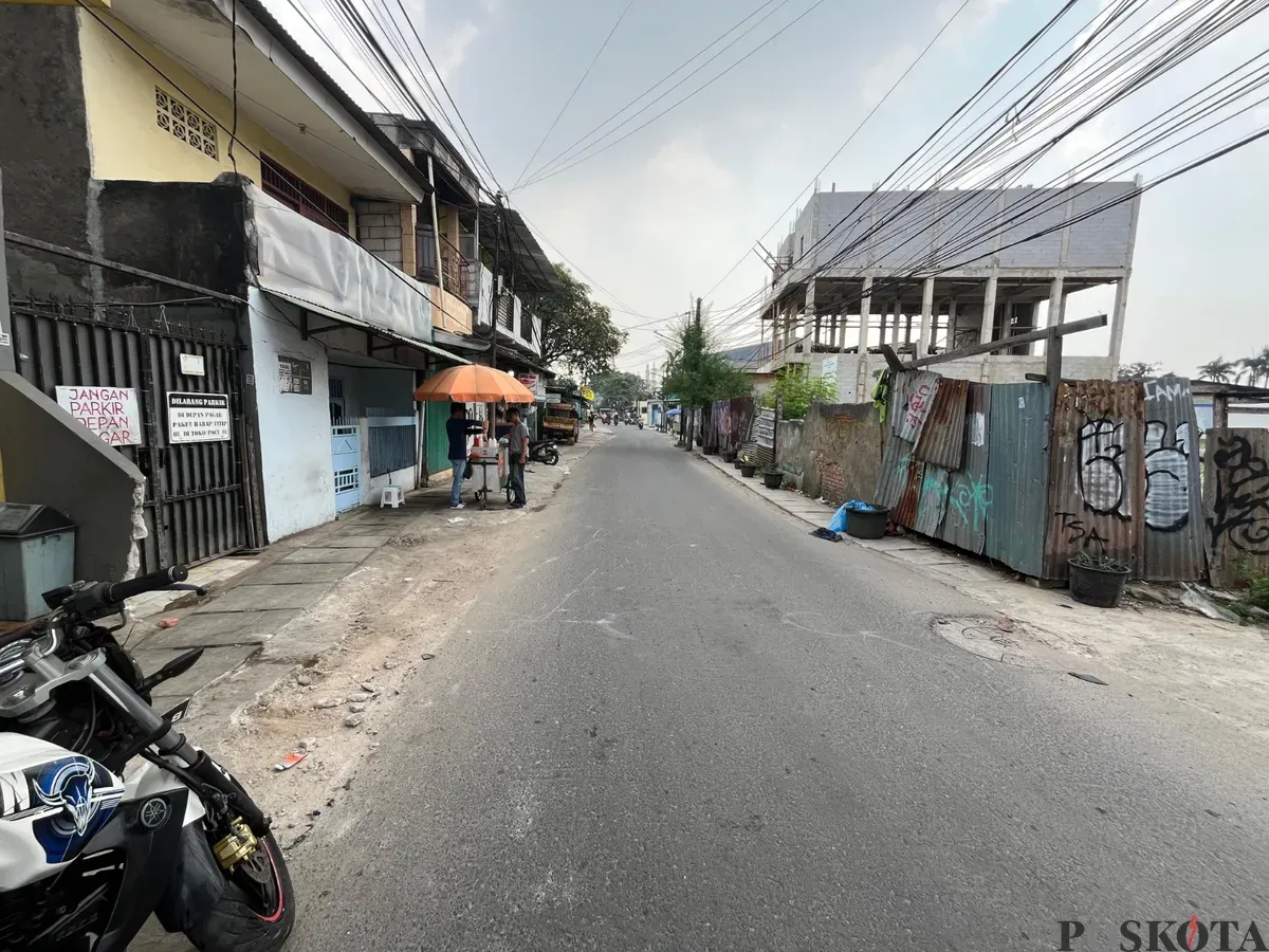 Lokasi JakLingko menabrak sejumlah kendaraan roda dua hingga menyebabkan delapan orang luka-luka di Jalan Bangun Nusa, Cengkareng, Jakarta Barat. (Sumber: Poskota/Pandi Ramedhan)