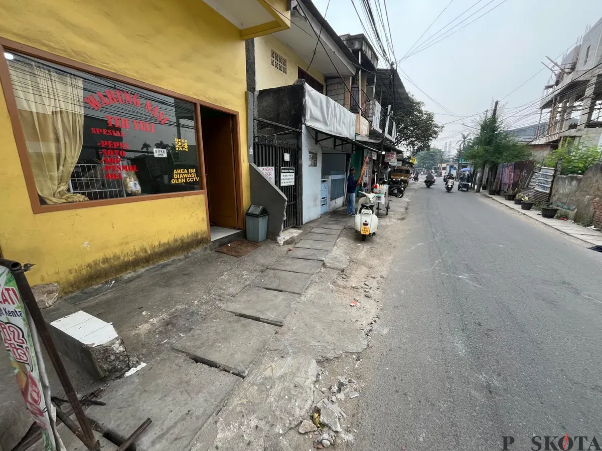 Suasana TKP JakLingko tabrak sejumlah kendaraan di wilayah Cengkareng, Jakbar, pada Sabtu, 10 Mei 2025. (Sumber: Poskota/Pandi Ramedhan)