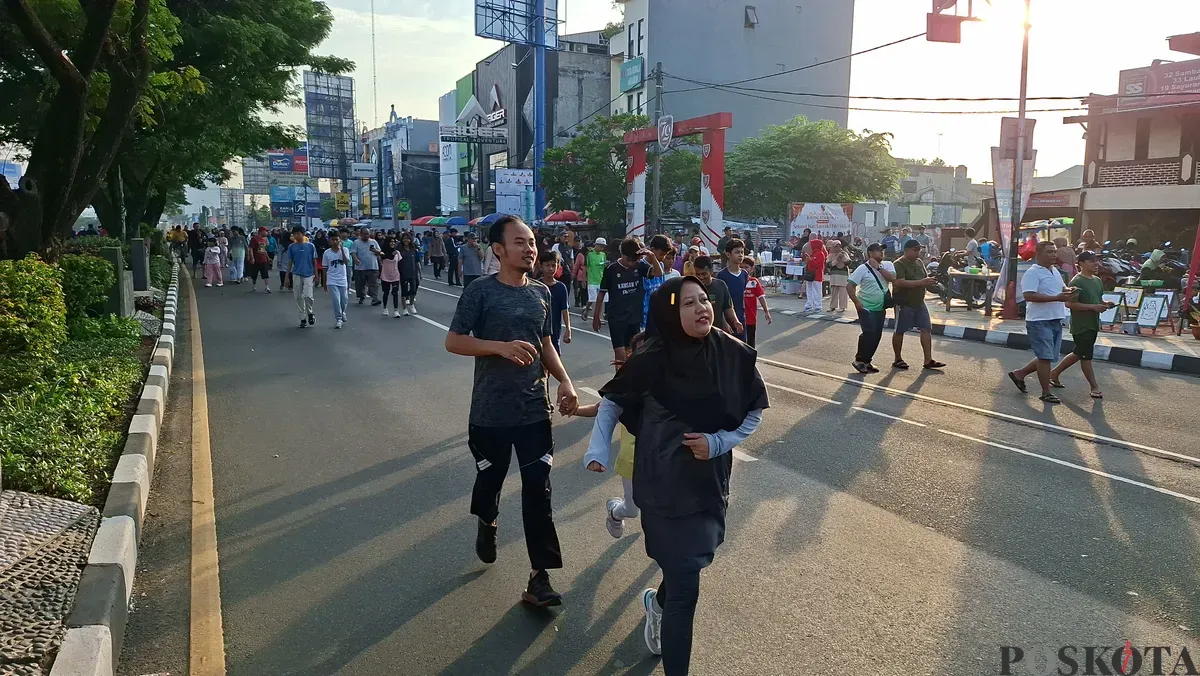 Warga Depok berolahraga di CFD menggunakan dua jalur di Margonda, Minggu Pagi, 11 Mei 2025. (Sumber: Poskota/Angga Pahlevi)