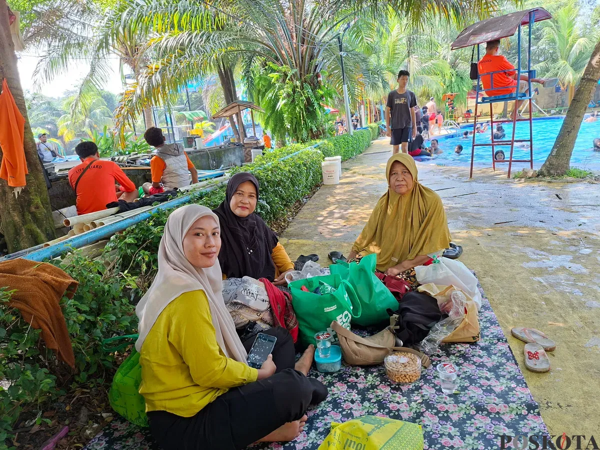 Jubaedah, 60 tahun, (kanan) bersama keluarga mengisi waktu kosong libur panjang dengan berwisata ke Putri Duyung Waterboom Bedahan, Sawangan, Kota Depok, Minggu pagi, 11 Mei 2025. (Sumber: Poskota/Angga Pahlevi)
