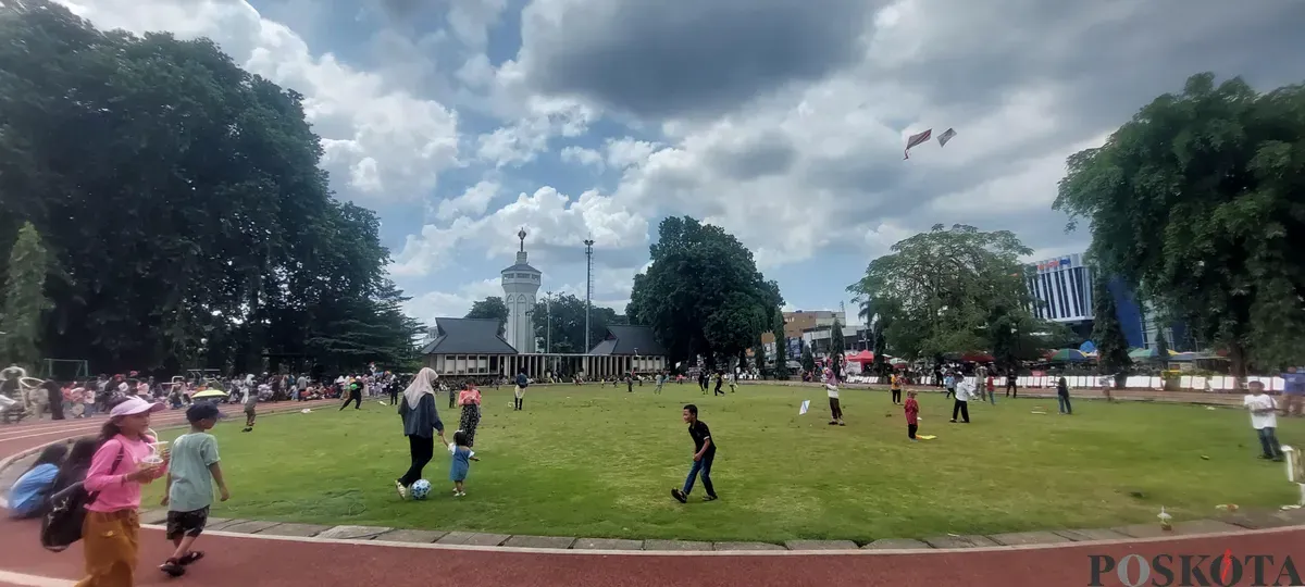 Alun-alun Kota Bogor Dipadati Ribuan Pengunjung pada Libur Panjang Waisak 2025. (Sumber: Poskota/Sekar Putri Andini)