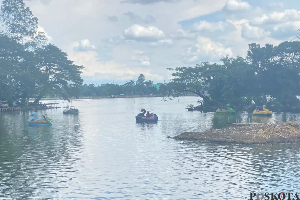 Suasana tempat wisata Danau Cipondoh, Kota Tangerang pada akhir pekan, Minggu, 11 Mei 2025. (Sumber: Poskota/Primayanti Juli Kumala)