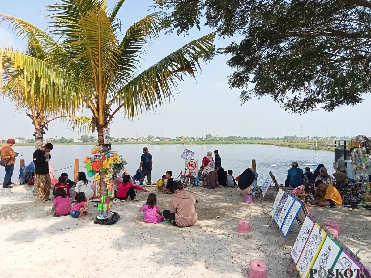 Kondisi Danau Pasir Putih, Kedung Pengawas, Kecamatan Babelan, Kabupaten Bekasi sudah mulai ramai pengunjung sejak Minggu, 11 Mei 2025, pagi hari. Mereka ada yang memancing, bermain pasir hingga membeli kuliner. (Sumber: Poskota/Nurpini Aulia Rapika)