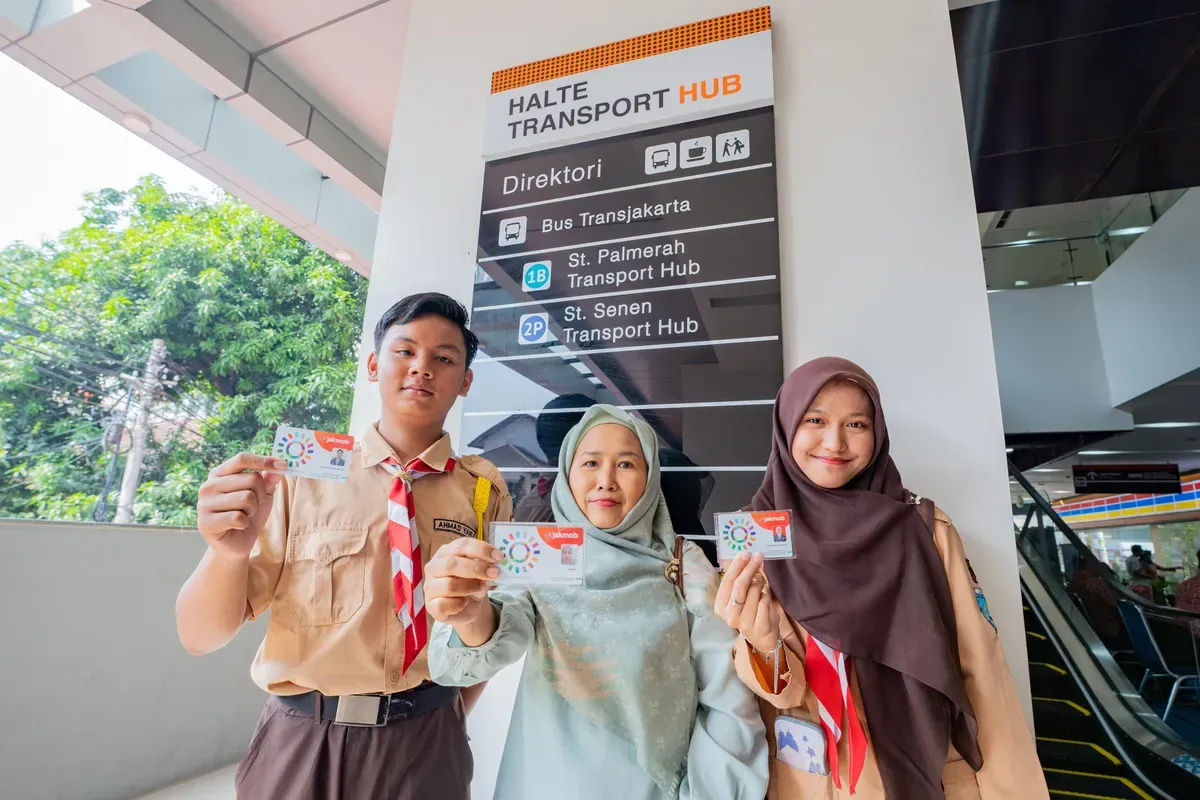 Peluncuran Kartu Jakarta Mobilitas Bebas Akses (JakMob) oleh Bank DKI, yang terintegrasi dengan berbagai moda transportasi seperti Transjakarta, MikroTrans (Jaklingko), LRT, MRT, dan Commuter Line (KRL). (Sumber: Bank DKI)