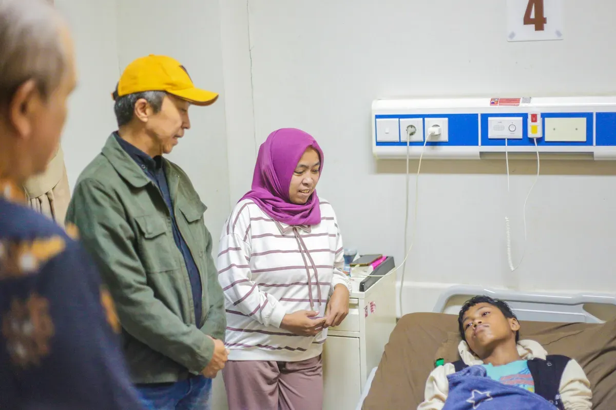 Wali Kota Bogor, Dedie A. Rachim, bersama Kepala BGN, Dadan Hindayana,  menjenguk para siswa yang di rawat di RSUD Bogor akibat keracunan MBG. (Sumber: Humas Pemkot Bogor)