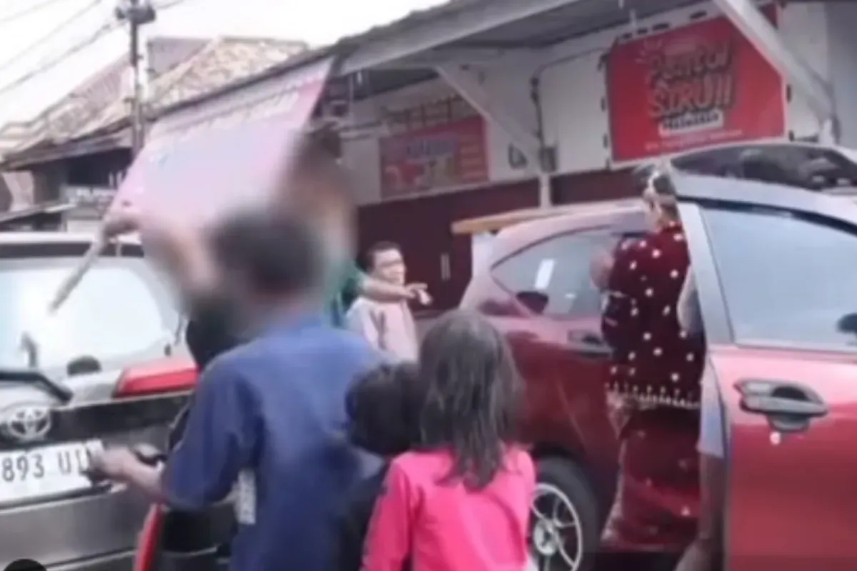 Momen pengantin pria dibacok oleh orang yang tidak dikenal di Palembang. (Sumber: Tangkap Layar Instagram/@medsoszone)
