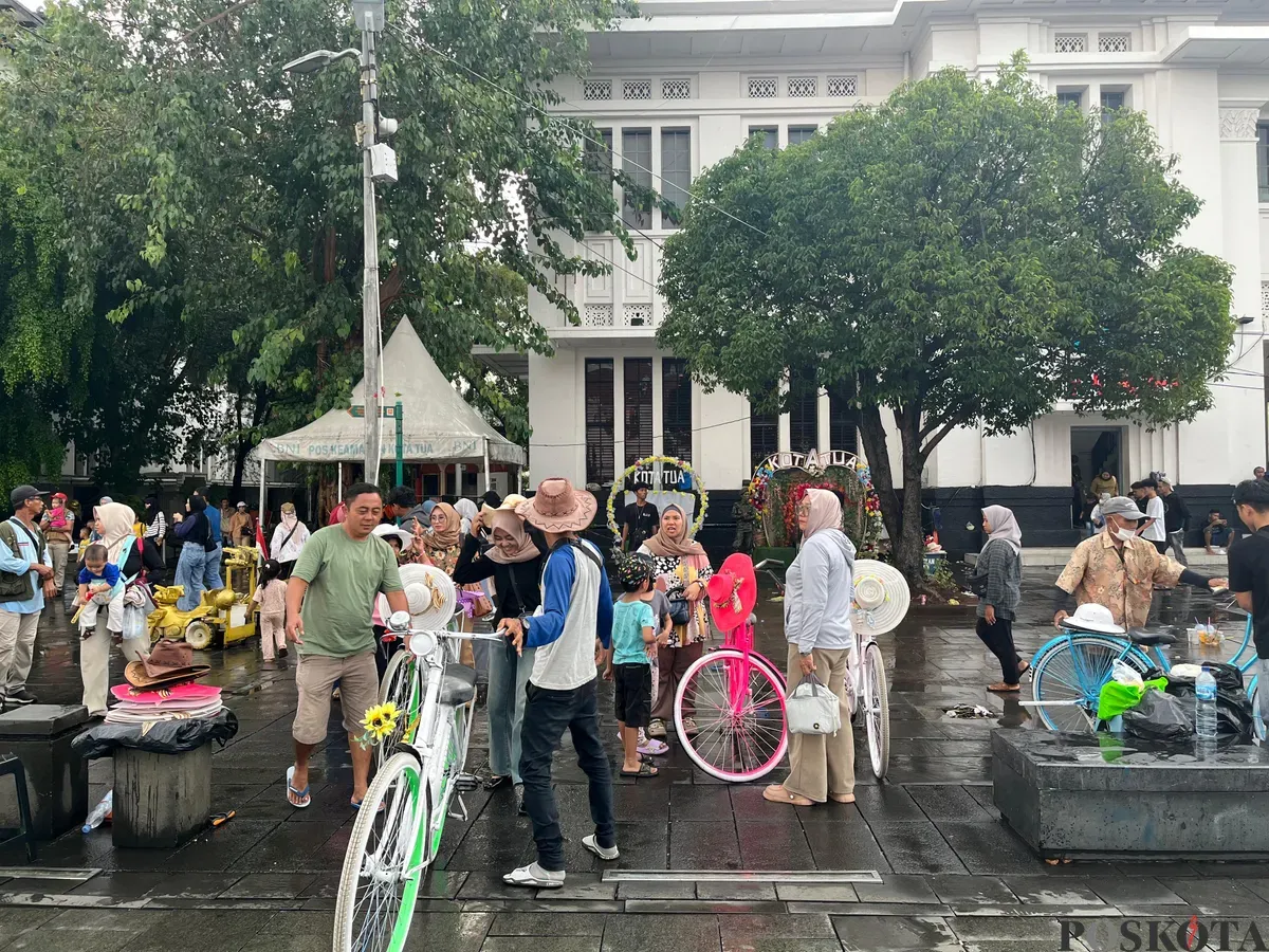 Penyewaan sepeda ontel di Kota Tua, ramai diminati pengunjung, Minggu 11 Mei 2025. (Sumber: Poskota/Pandi Ramedhan)