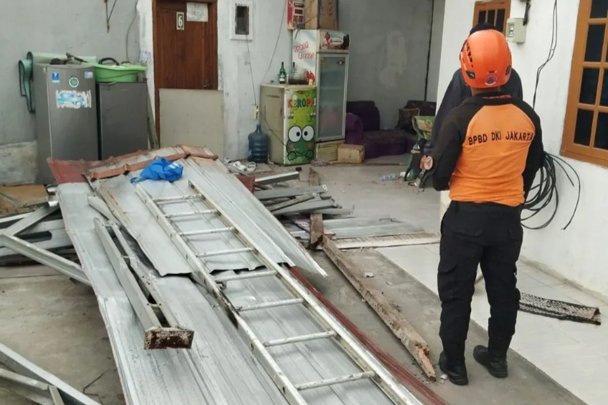Angin kencang sebabkan puluhan rumah di kawasan Kalideres, Jakbar, rusak, Minggu, 11 Mei 2025. (Sumber: Dok. BPBD Jakarta)