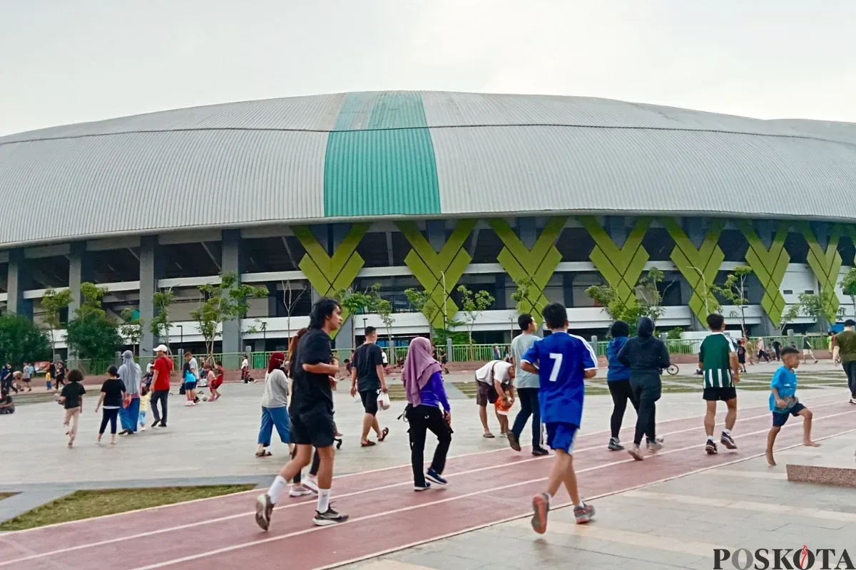 Taman Plaza Patriot Candrabhaga, Kota Bekasi diminati masyarakat yang ingin olahraga dan buat konten. Minggu 11 Mei 2025. (Sumber: Poskota/Nurpini Aulia Rapika)