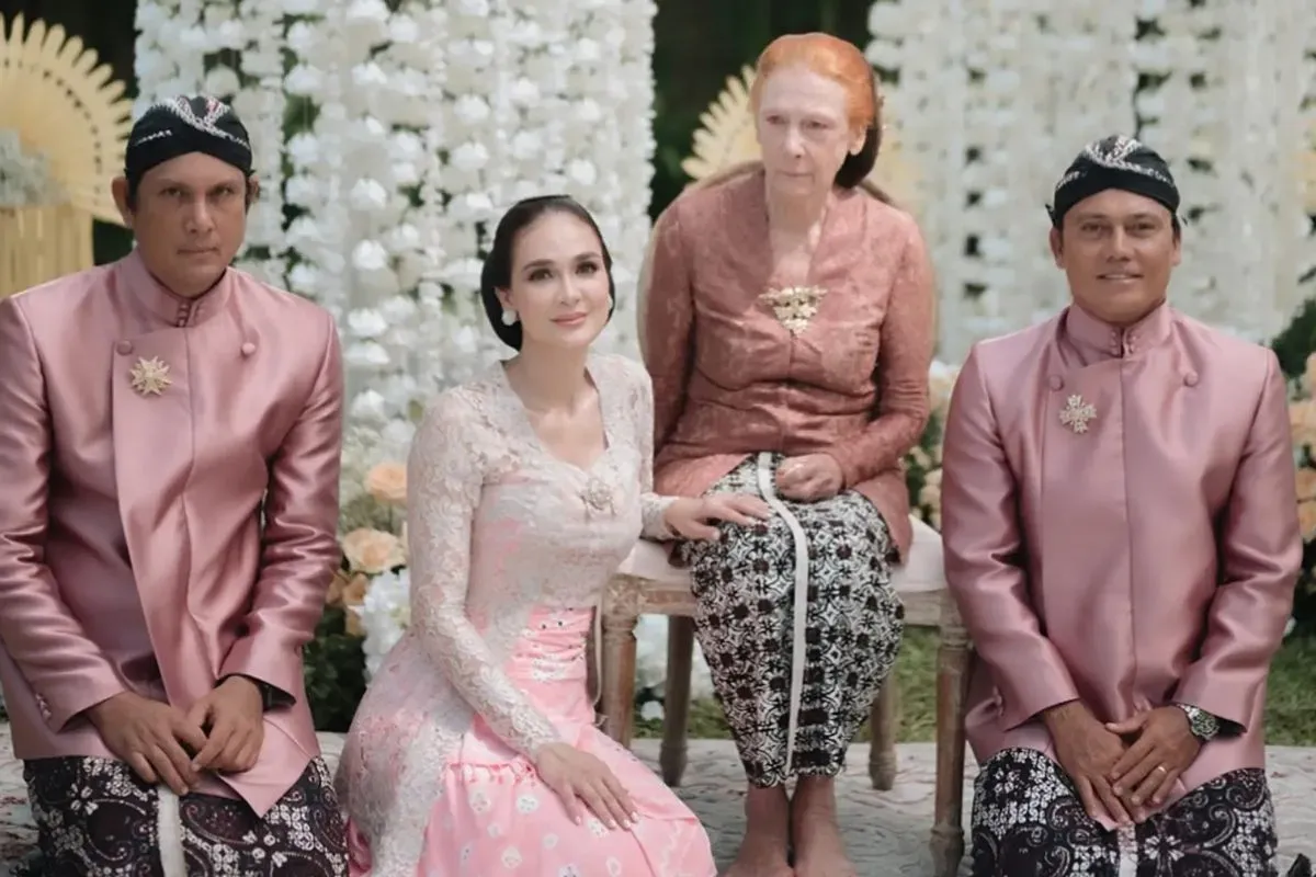 Ismael Dully tampil anggun dengan beskap pink saat mendampingi Luna Maya dalam prosesi siraman pernikahan di Bali. (Sumber: Instagram)
