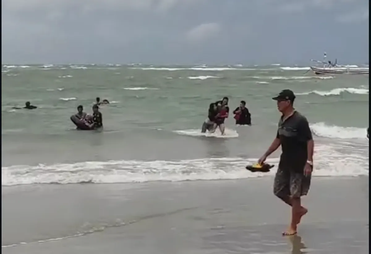 Proses evakuasi penumpang Kapal Tiga Putra yang terbalik dan tenggelam saat mengangkut wisatawan dari Pulau Tikus menuju daratan sebanyak 7 wisatawan dinyatakan tewas. (Sumber: Capture Instagram @evaastijayanti88)