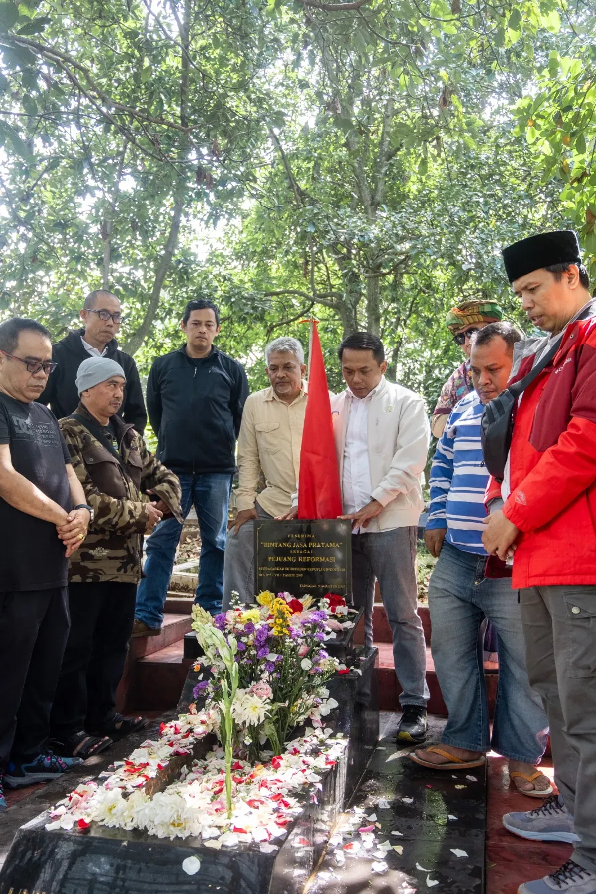 Sejumlah Aktivis 98 Bandung ziarah ke makam Hafidin Royan, pahlawan reformasi Tragedi Trisakti 1998, untuk mengenang perjuangannya. (Sumber: Dok Presidium Aktivis 98 Kota Bandung)