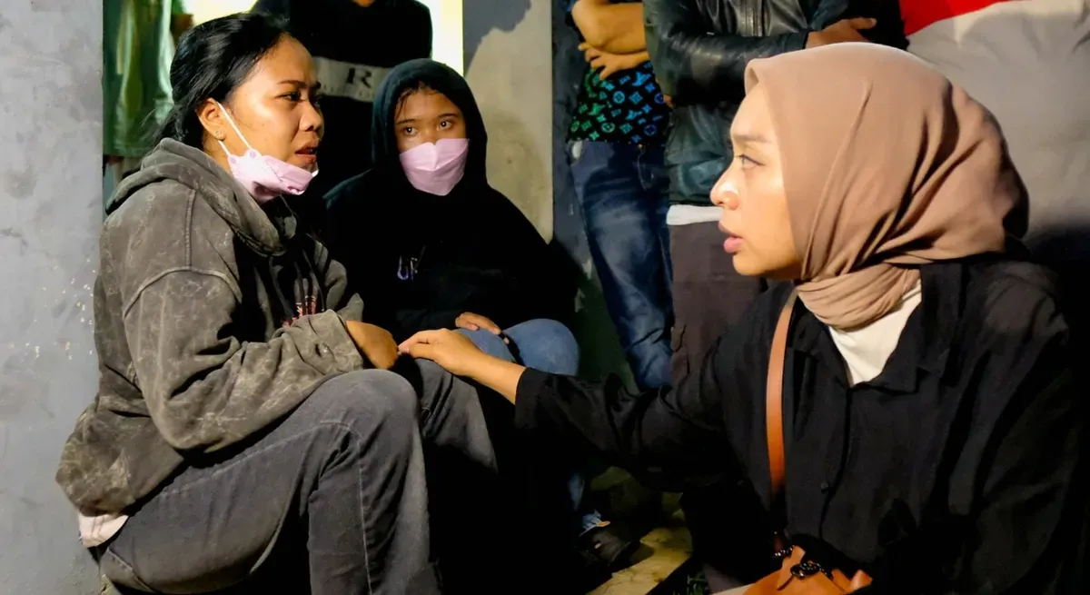 Wakil Bupati Garut Luthfianisa Putri Karlina langsung mendatangi RSUD Pameungpeuk menenangkan salahsatu keluarga korban peledakan amunisi milik TNI di Pantai Garut Selatan. (Sumber: Dok Instagram @putrikarlina)