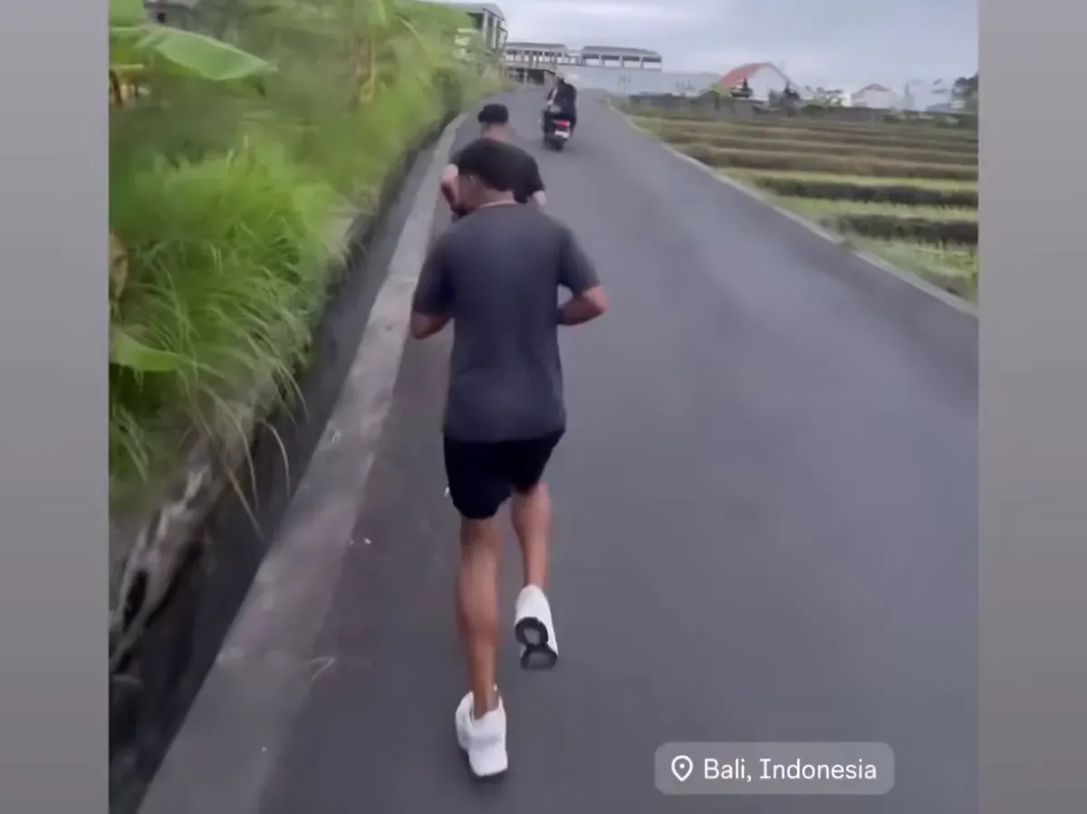 Marselino Ferdinan dan Asnawi Mangkualam lari pagi di Bali. (Tangkapan layar @marselinoferdinan10)