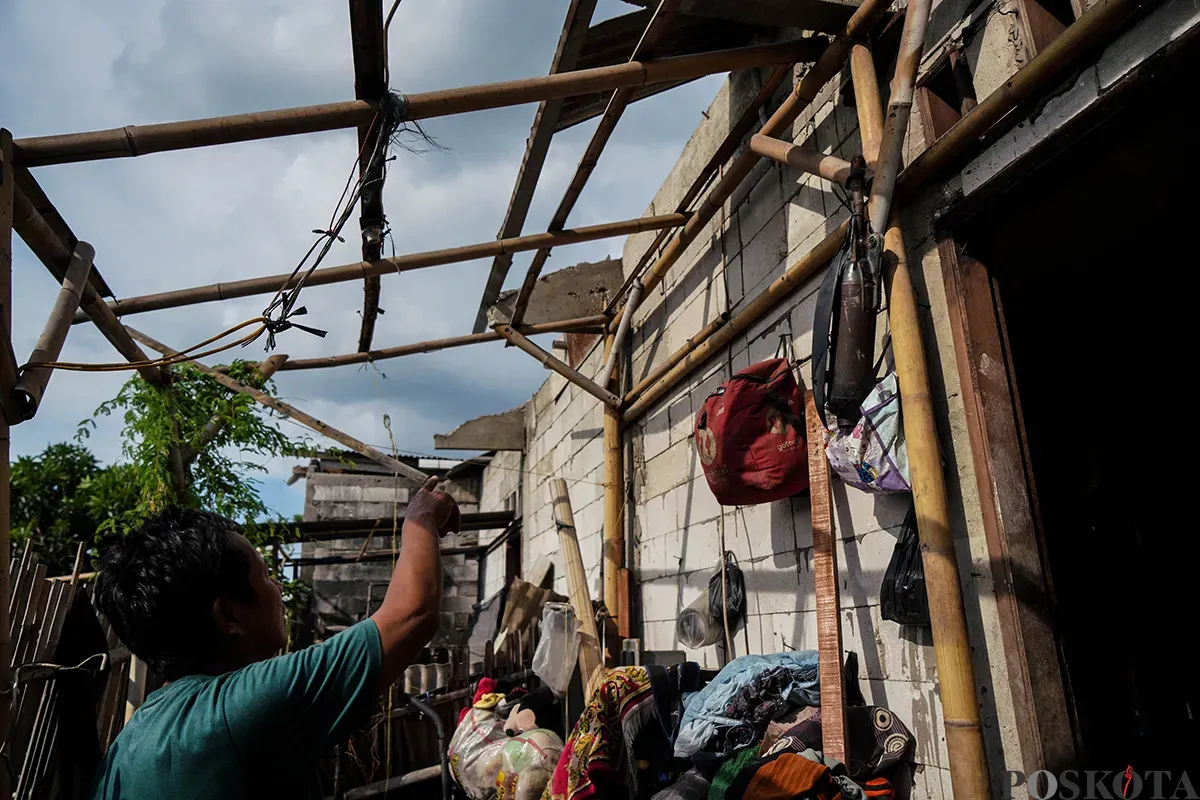 Sejumlah atap rumah milik warga, rusak akibat diterjang angin puting beliung yang melanda kawasan padat penduduk di Walungan Pulo, Kalideres, Jakarta Barat, Senin, 12 Mei 2025. (Sumber: Poskota/Bilal Nugraha Ginanjar)