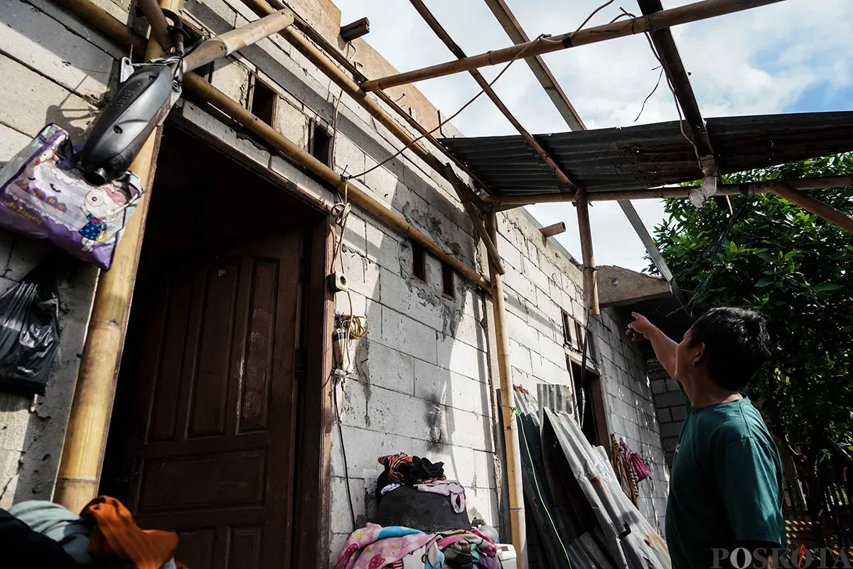 Sejumlah atap rumah milik warga, rusak akibat diterjang angin puting beliung yang melanda kawasan padat penduduk di Walungan Pulo, Kalideres, Jakarta Barat, Senin, 12 Mei 2025. (Sumber: Poskota/Bilal Nugraha Ginanjar)