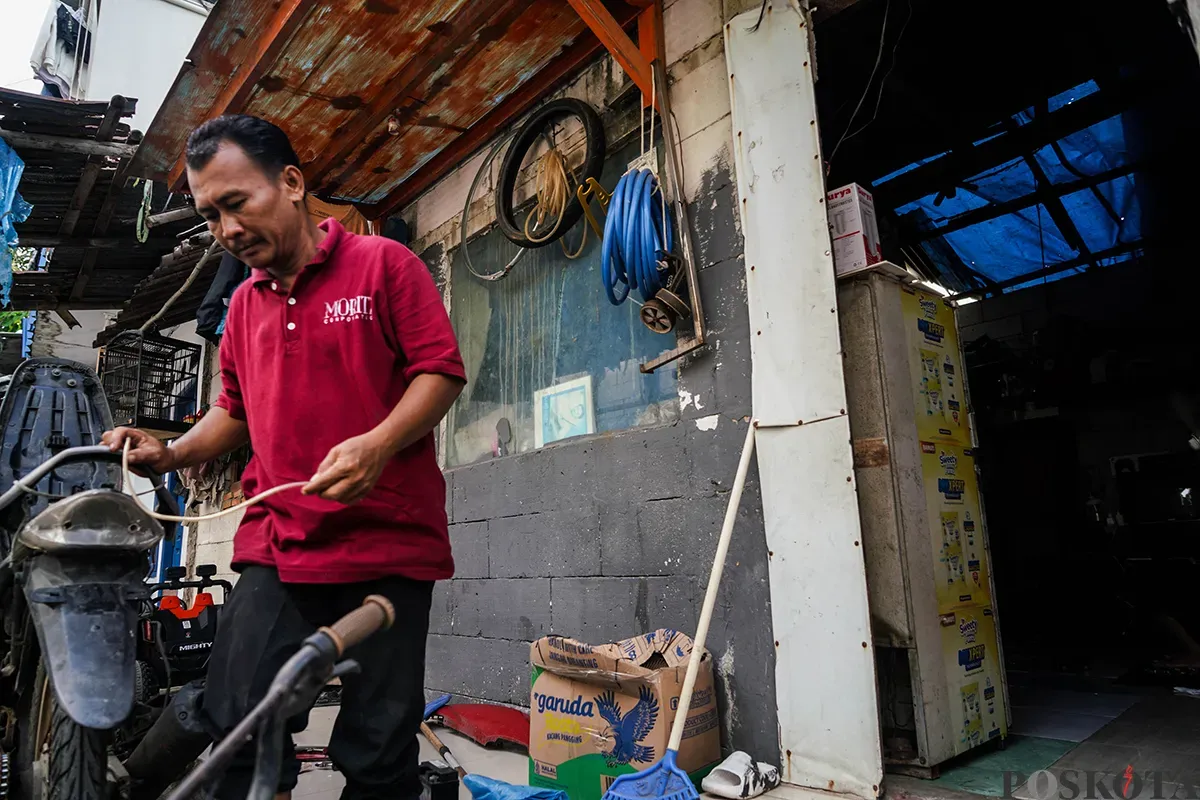 Sejumlah atap rumah milik warga, rusak akibat diterjang angin puting beliung yang melanda kawasan padat penduduk di Walungan Pulo, Kalideres, Jakarta Barat, Senin, 12 Mei 2025. (Sumber: Poskota/Bilal Nugraha Ginanjar)