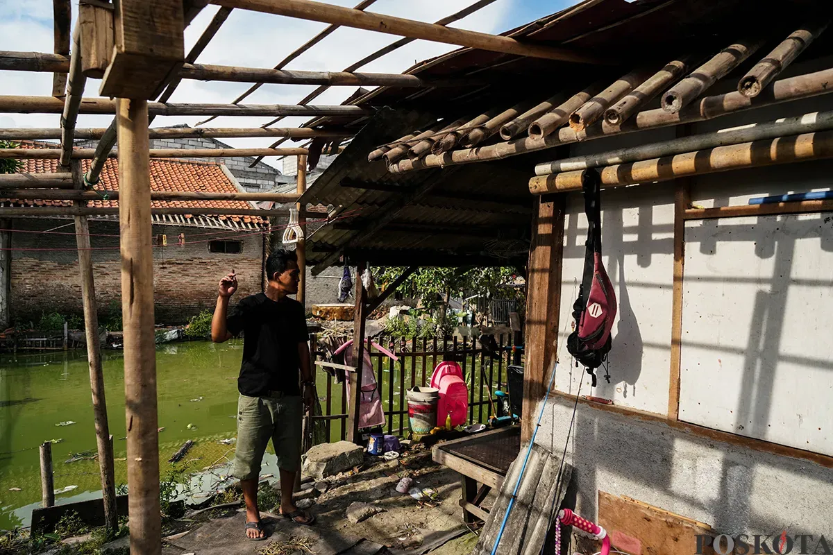 Sejumlah atap rumah milik warga, rusak akibat diterjang angin puting beliung yang melanda kawasan padat penduduk di Walungan Pulo, Kalideres, Jakarta Barat, Senin, 12 Mei 2025. (Sumber: Poskota/Bilal Nugraha Ginanjar)