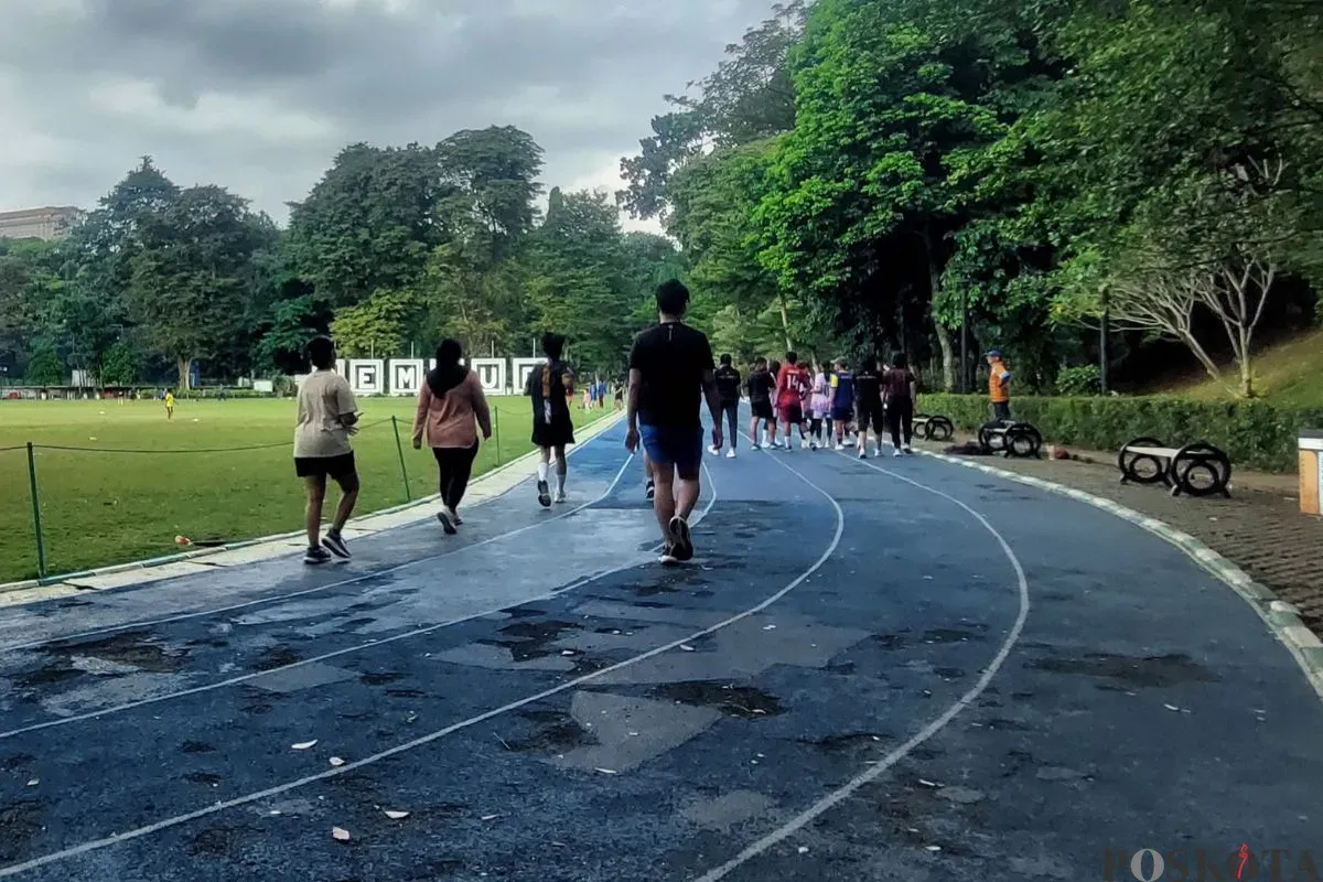Sejumlah warga bogor berolahraga di Lapangan Sempur, Kota Bogor, Senin, 12 Mei 2025. (Sumber: Poskota/Sekar Putri Andini)