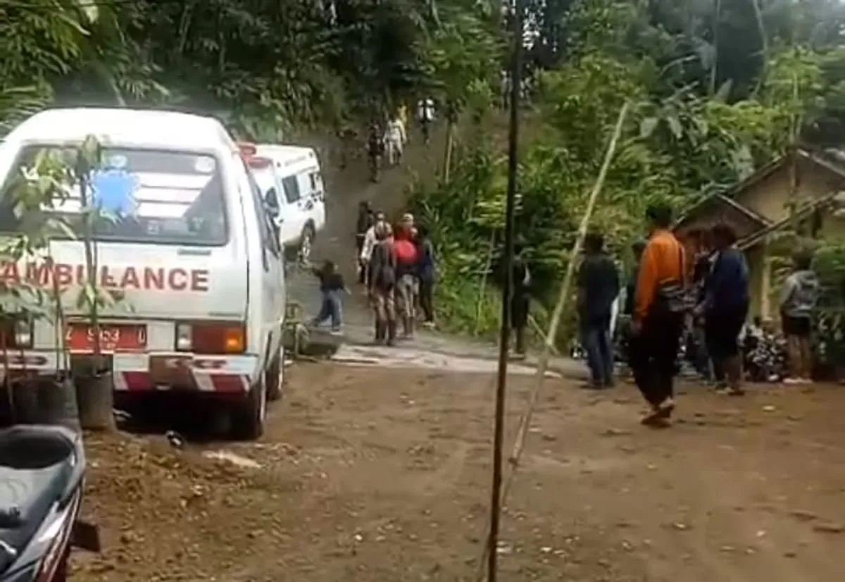 Ambulans disiagakan untuk mengevakuasi para korban tewas dalam peristiwa ledakan di Desa Sagara, Kecamatan Cibalong, Kabupaten Garut, Senin, 12 Mei 2025. (Sumber: Istimewa)