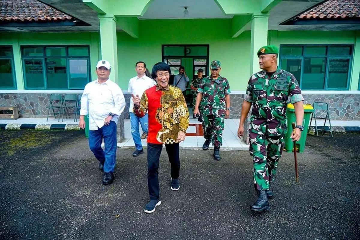 Ketua LPAI Seto Mulyadi meninjau langsung pelaksanaan program Pendidikan Karakter Panca Waluya di Dodik Bela Negara Rindam III/Siliwangi, Cikole, Lembang, Kabupaten Bandung Barat, Sabtu, 10 Mei 2025. (Sumber: jabarprov.go.id)