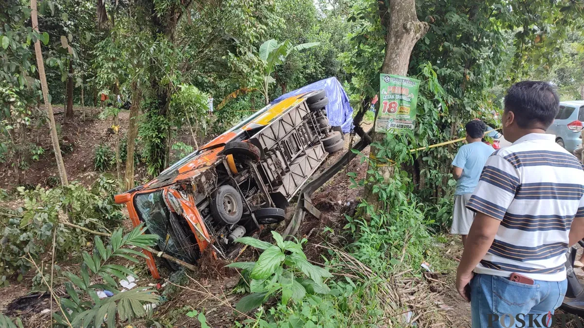 Bus pariwisata yang terlibat lakalantas di Cikedal, Pandeglang, saat ini masih di dalam parit dengan kondisi rusak parah. (Sumber: Poskota/Samsul Fatoni)