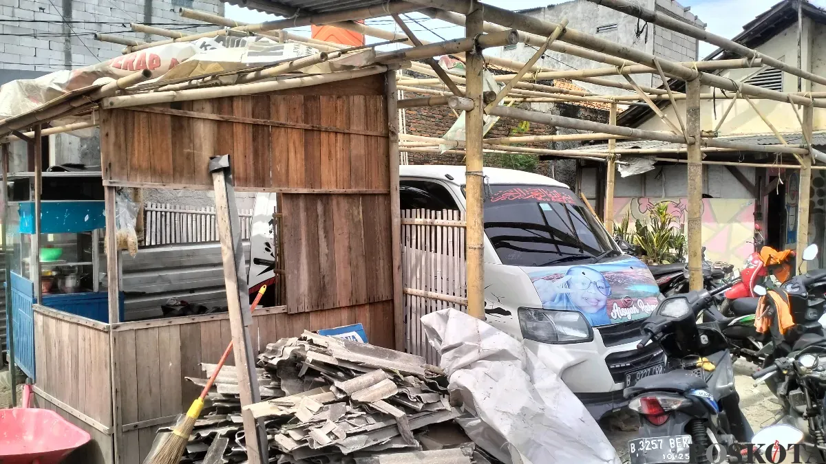 Sejumlah bangunan masih dalam keadaan rusak setelah angin kencang melanda kawasan Kalideres, Jakarta Barat pada Minggu, 11 Mei 2025. (Sumber: Poskota/Muhammad Tegar Jihad Al Faruq)