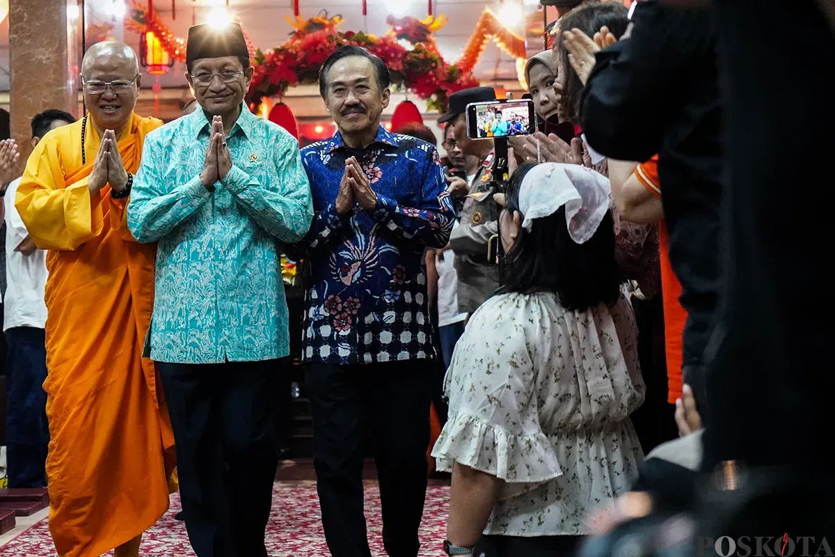 Menteri Agama RI, Nasaruddin Umar (tengah) menghadiri Perayaan Tri Suci Waisak 2569 BE/2025 di Wihara Ekayana Arama, Jakarta, Senin, 12 Mei 2025. (Sumber: Poskota/Bilal Nugraha Ginanjar)