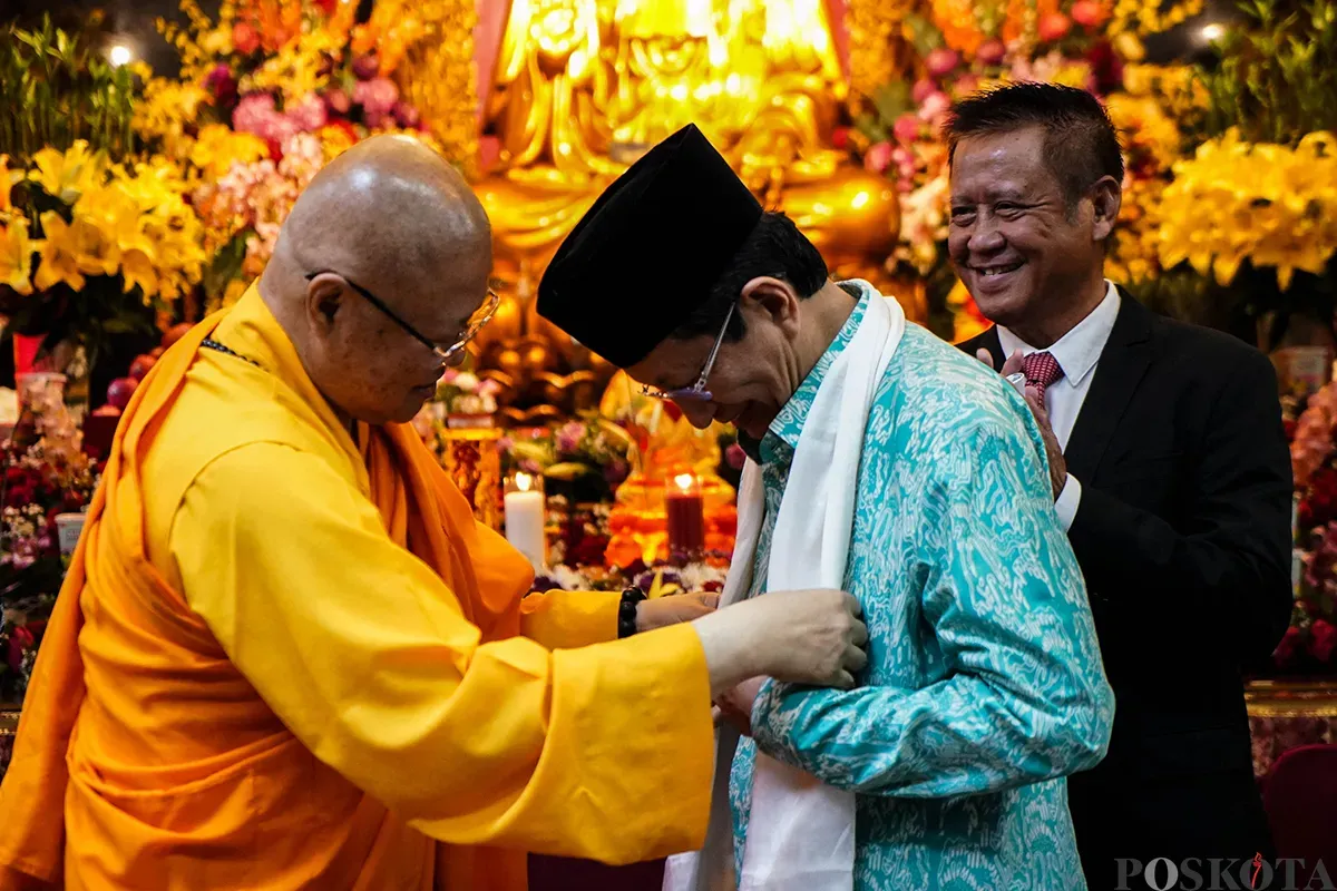 Menteri Agama RI, Nasaruddin Umar (kanan) saat menghadiri Perayaan Tri Suci Waisak 2569 BE/2025 di Wihara Ekayana Arama, Jakarta, Senin, 12 Mei 2025. (Sumber: Poskota/Bilal Nugraha Ginanjar)