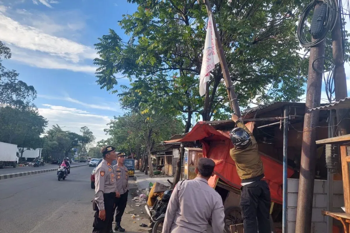 Petugas menertibkan atribut ormas di wilayah Kota/Kabupaten Tangerang, Senin, 12 Mei 2025. (Sumber: Dok. Humas Polres Metro Tangerang Kota)