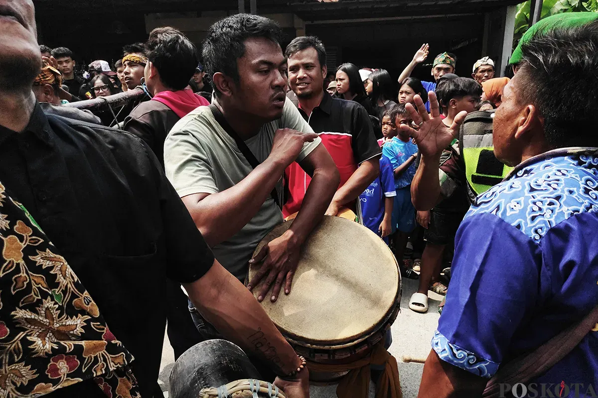 Sejumlah seniman lokal yang tergabung dalam beberapa komunitas seni dan budaya, tengah unjuk kebolehannya dalam parade seni daerah di Desa Cibiru Hilir, Cileunyi, Kabupaten Bandung, beberapa waktu lalu. (Sumber: Poskota/Ade Mamad)