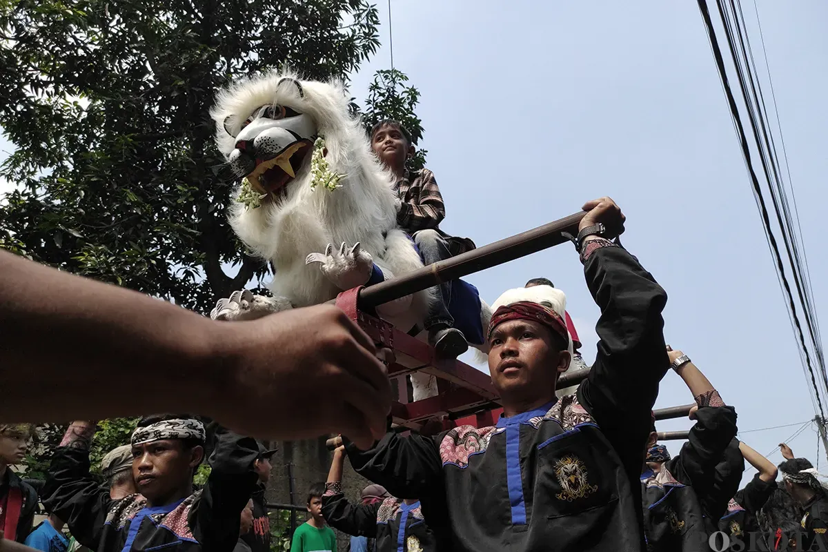 Sejumlah seniman lokal yang tergabung dalam beberapa komunitas seni dan budaya, tengah unjuk kebolehannya dalam parade seni daerah di Desa Cibiru Hilir, Cileunyi, Kabupaten Bandung, beberapa waktu lalu. (Sumber: Poskota/Ade Mamad)