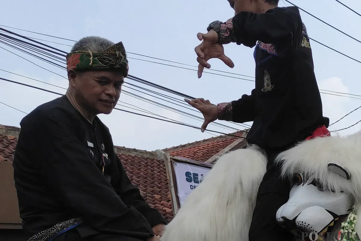 Sejumlah seniman lokal yang tergabung dalam beberapa komunitas seni dan budaya, tengah unjuk kebolehannya dalam parade seni daerah di Desa Cibiru Hilir, Cileunyi, Kabupaten Bandung, beberapa waktu lalu. (Sumber: Poskota/Ade Mamad)