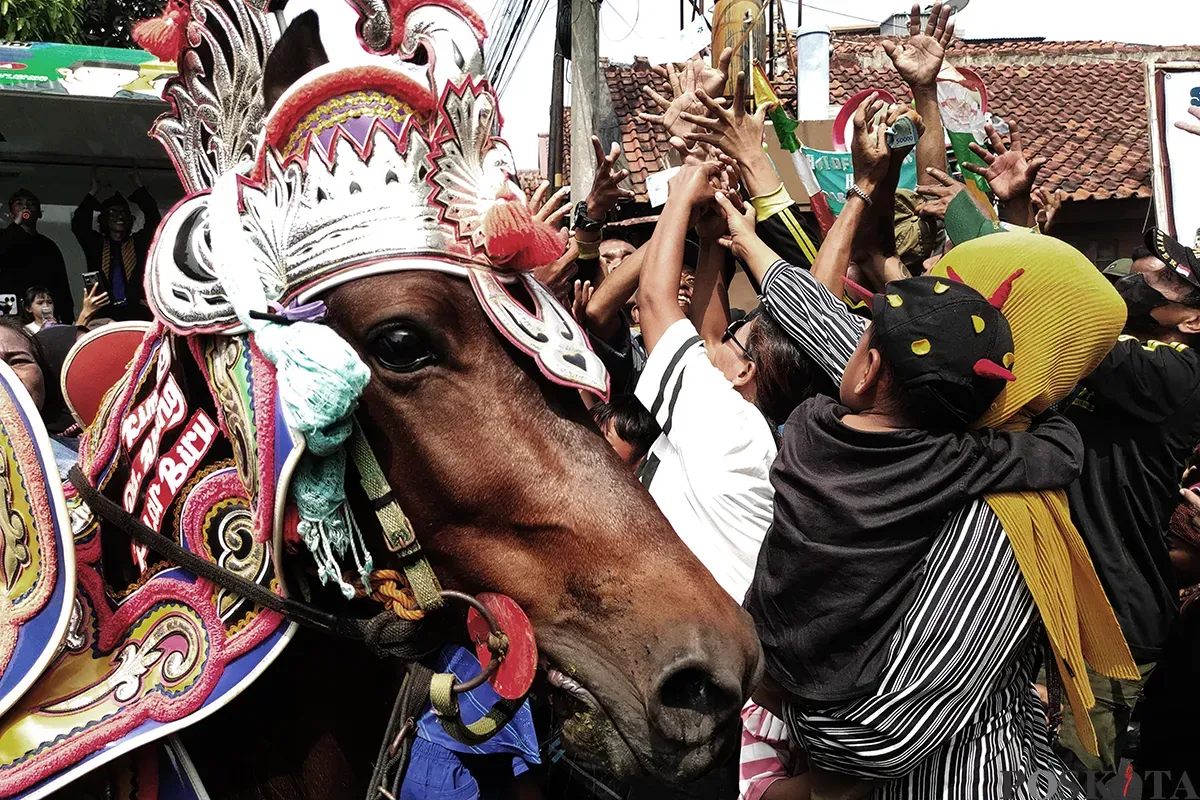 Sejumlah seniman lokal yang tergabung dalam beberapa komunitas seni dan budaya, tengah unjuk kebolehannya dalam parade seni daerah di Desa Cibiru Hilir, Cileunyi, Kabupaten Bandung, beberapa waktu lalu. (Sumber: Poskota/Ade Mamad)