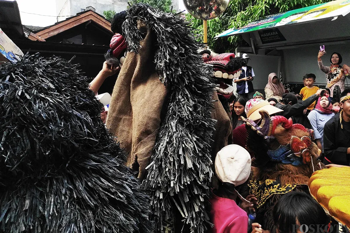 Sejumlah seniman lokal yang tergabung dalam beberapa komunitas seni dan budaya, tengah unjuk kebolehannya dalam parade seni daerah di Desa Cibiru Hilir, Cileunyi, Kabupaten Bandung, beberapa waktu lalu. (Sumber: Poskota/Ade Mamad)